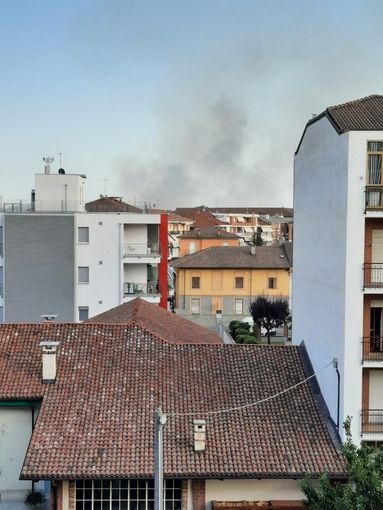 Incendio sterpaglie in strada Gerbido a Bra, intervento dei vigili del fuoco