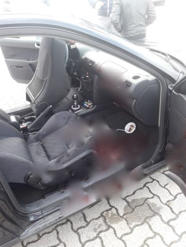 L'auto che trasportava l'uomo ferito verso l'ospedale di Cuneo poco prima dell'arrivo dei sanitari