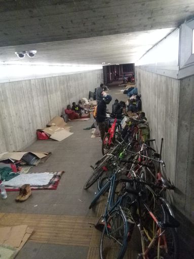 Movicentro di Cuneo, il sottopasso è un dormitorio: cittadini e pendolari scrivono al sindaco Borgna