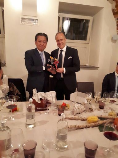 Piero Sassone stupisce Saluzzo presentando l'olio Egoma, da un fusto coltivato in Giappone