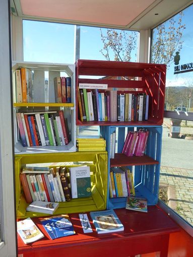 Inuagurata la seconda cabina telefonica per lo scambio libri a Roccasparvera Inuagurata la seconda cabina telefonica per lo scambio libri a Roccasparvera