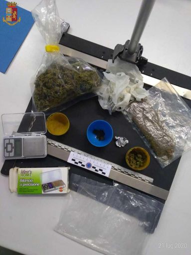 Verzuolo, bloccati dopo un inseguimento con 300 grammi di hashish in macchina: due arresti dai carabinieri