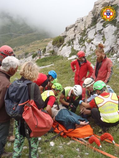 Soccorso alpino: dopo 24 ore di lavoro, recuperato lo speleologo bloccato in grotta Soccorso alpino: dopo 24 ore di lavoro, recuperato lo speleologo bloccato in grotta