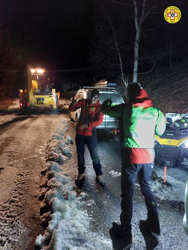 Un momento delle operazioni di soccorso della coppia di escursionisti