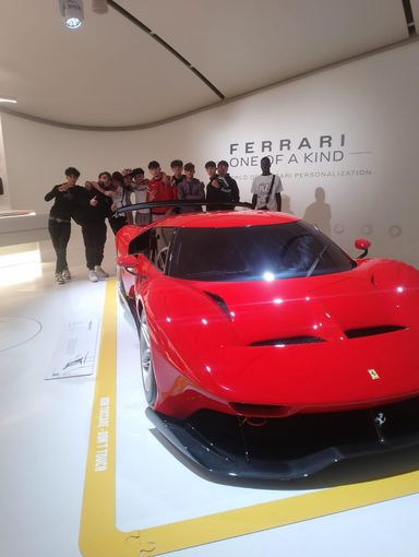 40 Ferrari parcheggiate in Piazza Galimberti: pausa pranzo al Lovera Palace