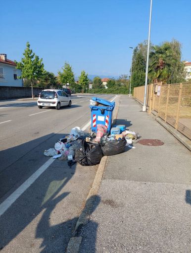 Immagine di repertorio, spazzatura abbandonata in strada