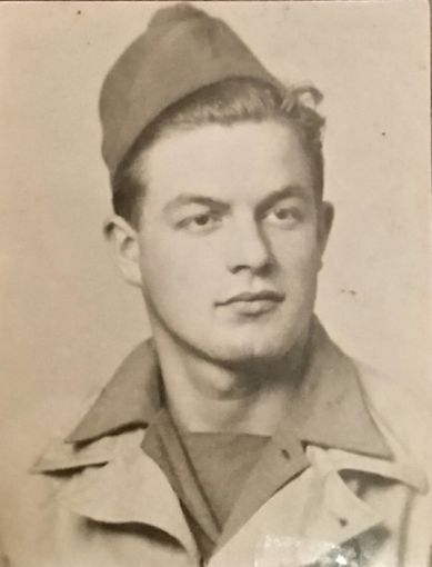 Il signor Asola, in una foto scattata tra il '44 e il '45