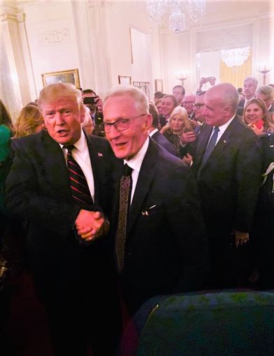 La stretta di mano tra Ghisolfi e Trump La stretta di mano tra Ghisolfi e Trump