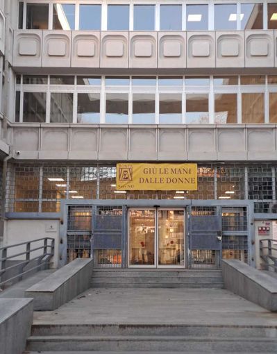 Saluzzo, striscione del club Zonta all'ingresso dell'ex Tribunale
