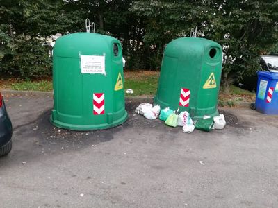 Rifiuti abbandonati nella nuova piazza della stazione Rifiuti abbandonati nella nuova piazza della stazione