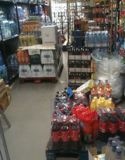 Il racconto di una notte passata assieme agli scaffalisti di un supermercato Il racconto di una notte passata assieme agli scaffalisti di un supermercato