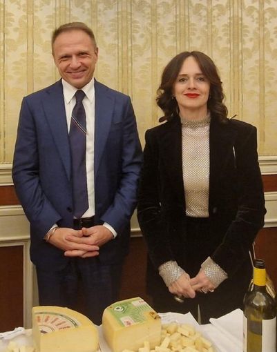 Il ministro dell'Agricoltura Francesco Lollobrigida e Federica Barbero Invernizzi (Inalpi) Il ministro dell'Agricoltura Francesco Lollobrigida e Federica Barbero Invernizzi (Inalpi)