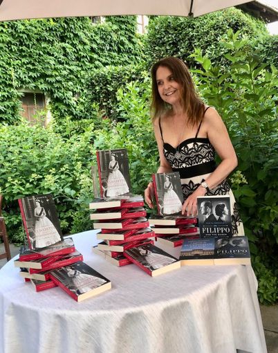 La scrittrice Enrica Roddolo e, sotto, la giornalista con Manuela Vico e la copertina del libro La scrittrice Enrica Roddolo e, sotto, la giornalista con Manuela Vico e la copertina del libro