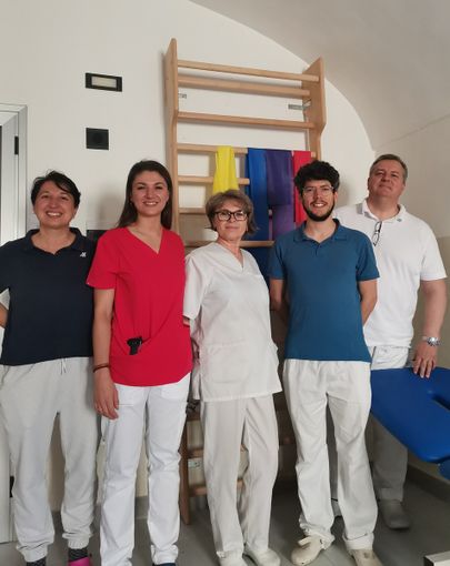 Lo staff dell’Ospedale Civile. Da sinistra l’educatrice professionale  Micol Cerato, la coordinatrice infermieristica Carola Manassero, l’infermiera Olga Moldoveanu, il fisioterapista Stefano Paleni e il Direttore Sanitario Pavol Zajac.