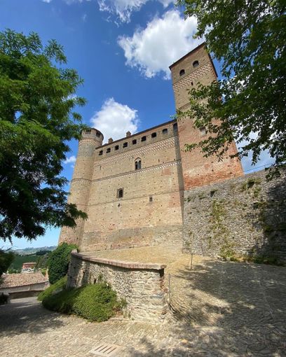 In foto il castello di Serralunga d'Alba