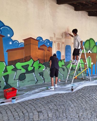 Cherasco si fa bella con due murales del gruppo di artisti Dyelit