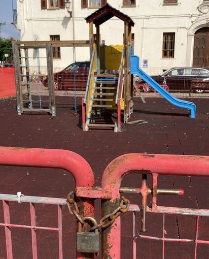 A Cuneo parco giochi chiuso da tempo, degrado e sporcizia nella piazzetta di largo Caraglio