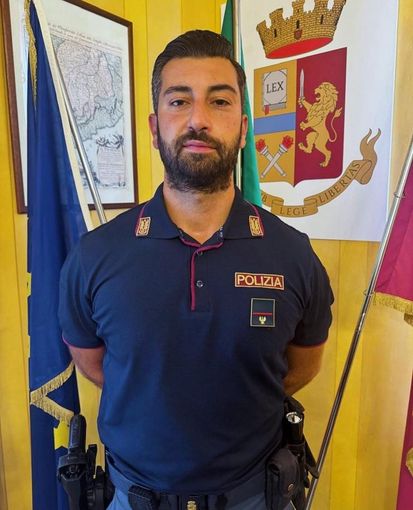 L'agente che ha ricevuto l'encomio dal ministro Piantedosi L'agente che ha ricevuto l'encomio dal ministro Piantedosi