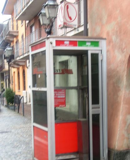 La cabina senza telefono. Una particolarità di Genola?