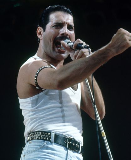 In foto Freddie Mercury protagonista al Live Aid