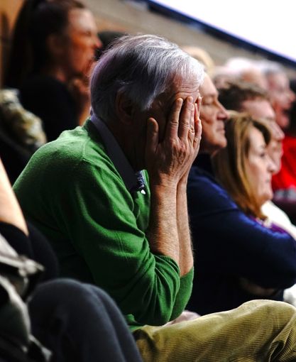 La disperazione di un tifoso per la brutta prestazione della squadra: il pubblico di Cuneo merita di più (Fotogallery di Mattia Benozzi)