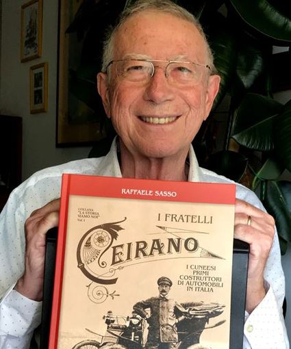 Raffaele Sasso con il libro "I fratelli Ceirano", edito da CEM