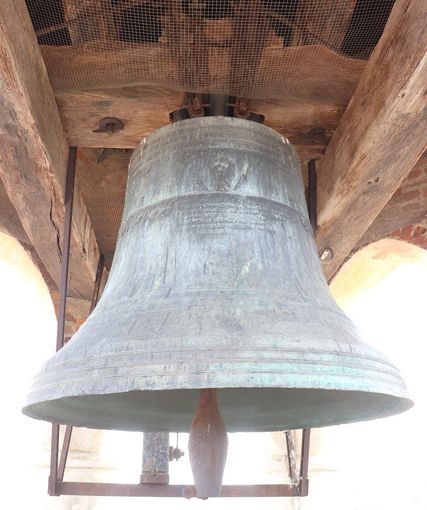 lIn foto la Campana Civica risalente al 1791 ed opera del fonditore Giovanni Battista Albengo di Sant'Albano Stura lIn foto la Campana Civica risalente al 1791 ed opera del fonditore Giovanni Battista Albengo di Sant'Albano Stura