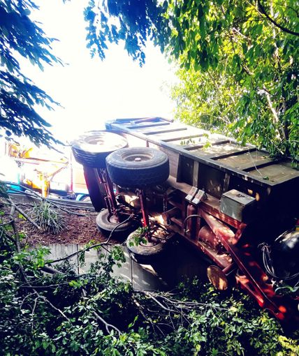 Trattore si ribalta sul cavalcavia a Trinità: lievemente ferito il conducente Trattore si ribalta sul cavalcavia a Trinità: lievemente ferito il conducente