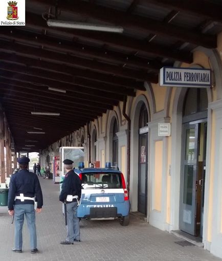 Atti osceni sul treno Bra-Torino: identificato e multato un 65enne torinese