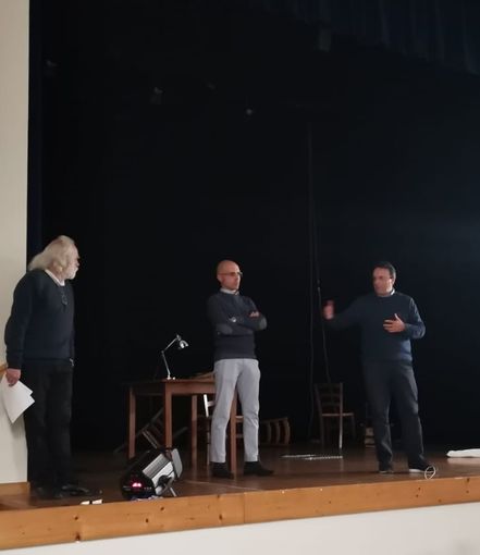 Sala gremita e applausi per Andrea Bosca con “La catena” a Monastero Bormida