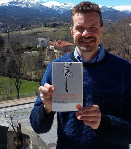 Marco Picco con una copia del suo libro Marco Picco con una copia del suo libro