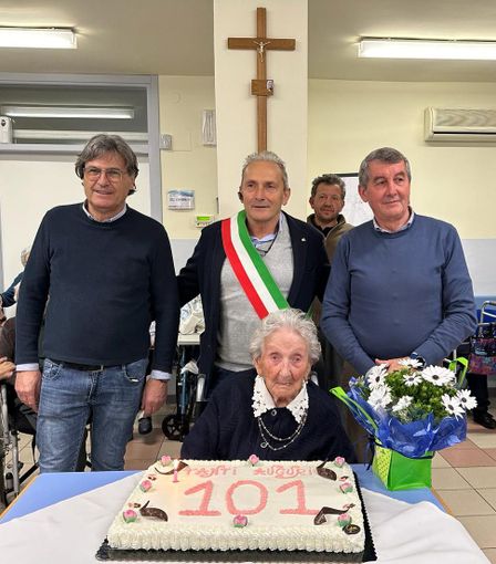 Anna Gastaldi festeggiata dal sindaco di Scarnafigi Riccardo Ghigo con Silvio Rabbia (a sinistra) e Luciano Solavagione rispettivamente vice e presidente della residenza per anziani "Regina della Pace" di Scarnafigi