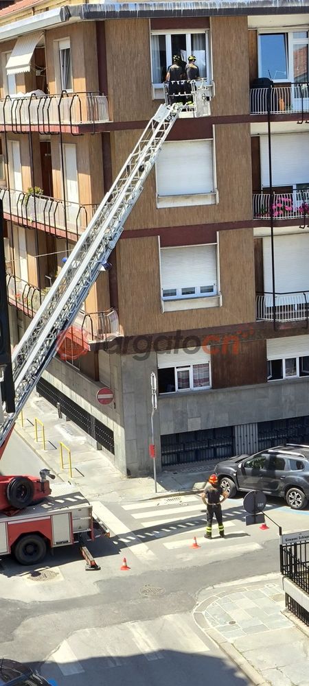Cuneo, cedimento dell'intonaco da una palazzina all'angolo tra le vie Schiapparelli e Sella: nessun ferito Cuneo, cedimento dell'intonaco da una palazzina all'angolo tra le vie Schiapparelli e Sella: nessun ferito