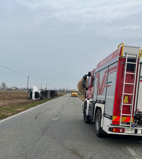 Autoarticolato si ribalta sulla Sp 184 a Fossano Autoarticolato si ribalta sulla Sp 184 a Fossano