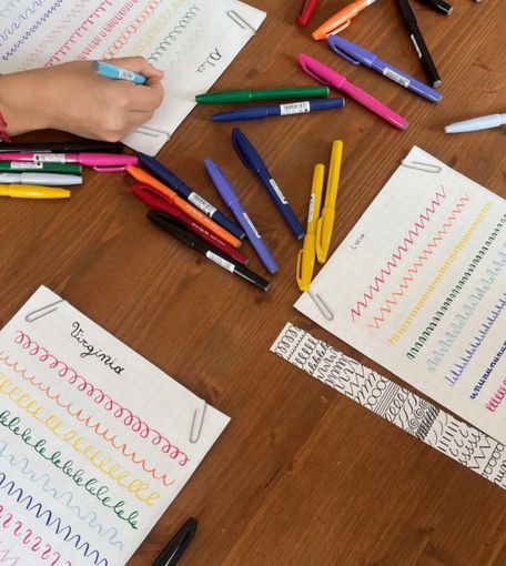 A Novello due appuntamenti per il Mese Viola: la calligrafia come ascolto, la storia di Malala come testimonianza