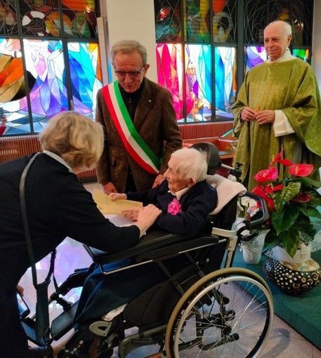 A Suor Emma Mossio, in occasione dei suoi 100 anni, venne consegnata la copia dell'atto di nascita dal sindaco di Bosia Ettore Secco A Suor Emma Mossio, in occasione dei suoi 100 anni, venne consegnata la copia dell'atto di nascita dal sindaco di Bosia Ettore Secco