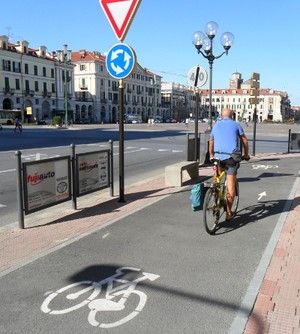 I chilometri di “piste ciclabili” di Cuneo? Ottimi marciapiedi, per pedoni, per cani e, in molti  casi, per parcheggio automezzi