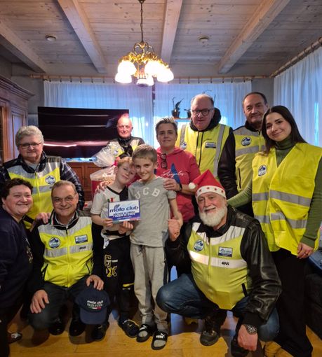 Il moto club della Polizia dona pannolini e doni alla Sacra Famiglia di Sant'Albano Stura Il moto club della Polizia dona pannolini e doni alla Sacra Famiglia di Sant'Albano Stura