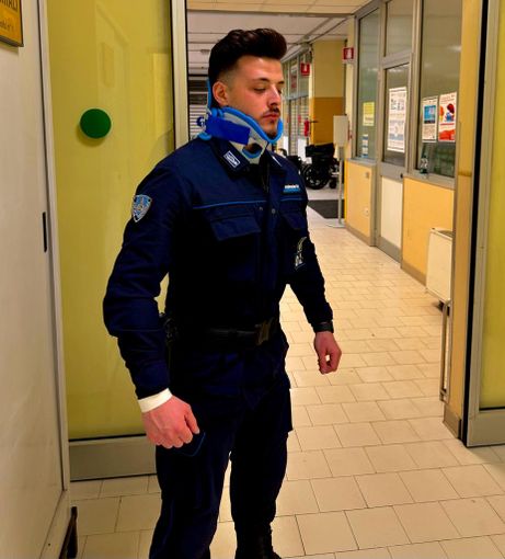 Uno degli agenti aggrediti nello scatto con cui il sindacato UilPa ha ritenuto di accompagnare la propria denuncia