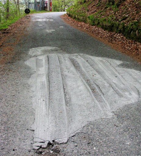 Uno dei rattoppi lungo via Vallone Sant'Anna