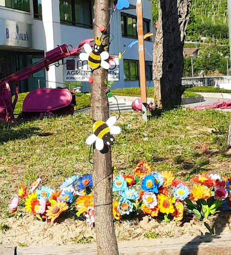 Preziose api manufatte impollinano i fiori di Vezza d'Alba