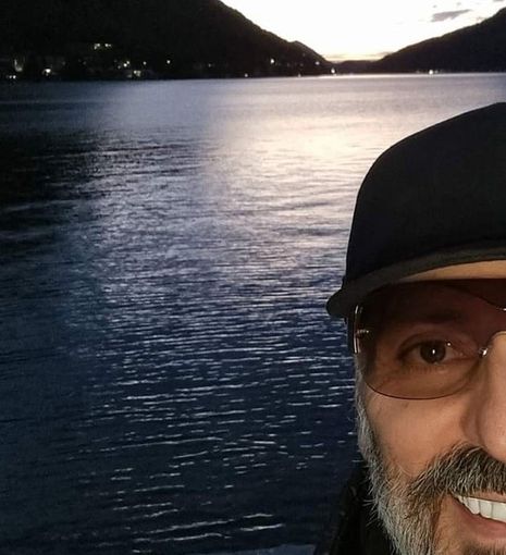 Gigi d'Agostino, dopo lunghi mesi di silenzio un sorriso regala speranza Gigi d'Agostino, dopo lunghi mesi di silenzio un sorriso regala speranza