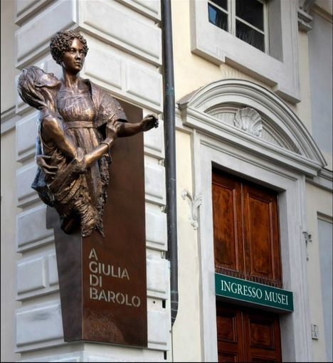 La statua dedicata a Giulia di Barolo, sulla facciata del Palazzo omonimo a Torino, inaugurata il 17 gennaio (Foto di Gianluca Platania)