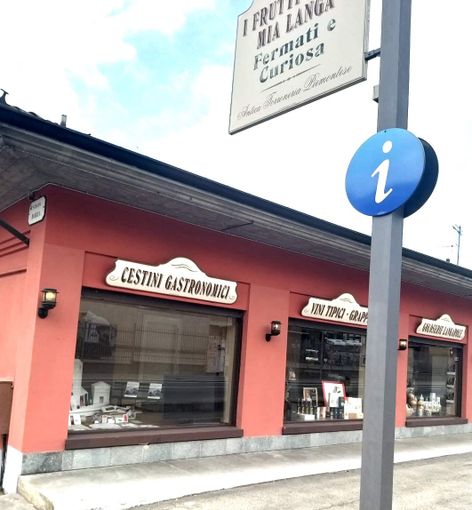 Affacciato sulla Statale 231, il negozio di prodotti tipici che ospiterà il nuovo punto informazioni