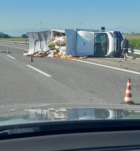 Il mezzo pesante ribaltato sulla A6