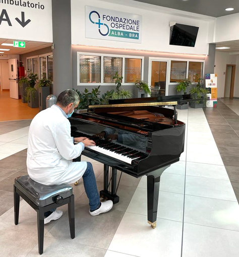 Il dottor Francesco Testa alla tastiera del nuovo pianoforte Il dottor Francesco Testa alla tastiera del nuovo pianoforte