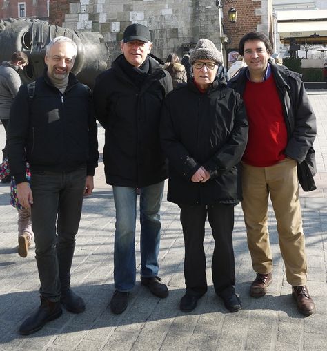 Da sinistra: il diplomato all'Apm di Saluzzo Fabio Venturi, il bassista Giovanni Civitenga, Ennio Morricone e il figlio Giovanni