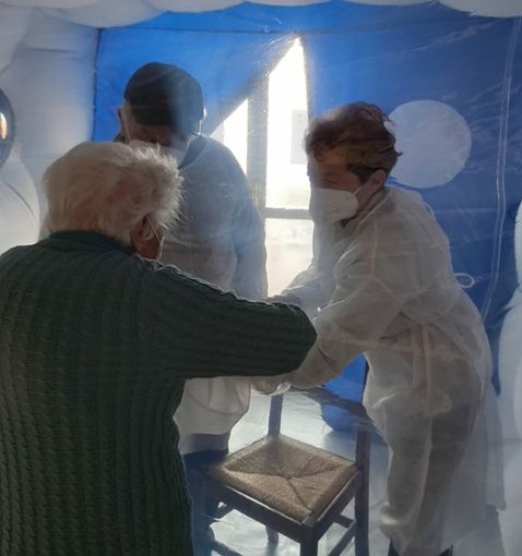 Guarene, "un abbraccio fa primavera” per i familiari e gli ospiti della casa di riposo