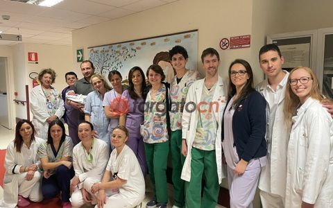 La piccola con i genitori e il personale del Regina Montis Regalis