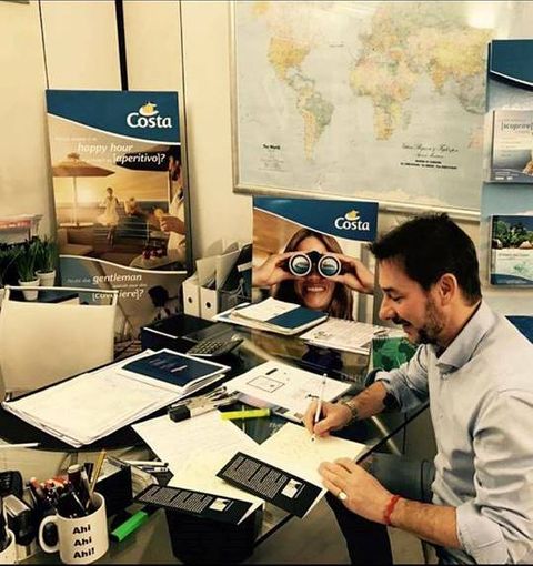 Gian Maria Aliberti Gerbotto autografa il suo libro negli uffici della Polaris Viaggi Gian Maria Aliberti Gerbotto autografa il suo libro negli uffici della Polaris Viaggi